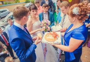 Words from the groom&#39;s mother when the newlyweds meet with a loaf of bread 1
