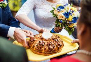 Words from the groom&#39;s mother when the newlyweds meet with a loaf 22