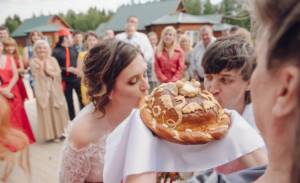 Words from the groom&#39;s mother when the newlyweds meet with a loaf of bread 3