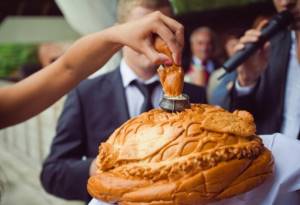 Words from the groom&#39;s mother when the newlyweds meet with a loaf of bread 4