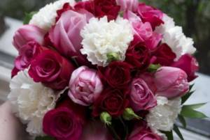 Сочетание красных роз и белых хризантем