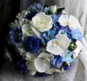 Combination with roses and hydrangeas