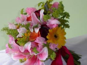 When combining lily and gerbera, be careful - not all colors and types can be combined