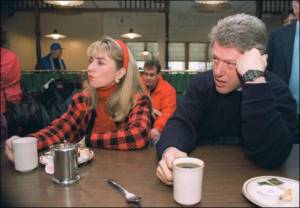 Супруги Клинтон после судебного разбирательства