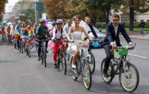 Wedding on bicycles in Moscow
