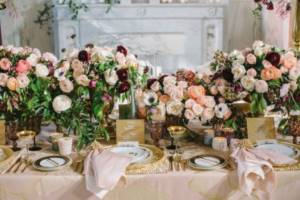 Свадьба в цвете шампань в сочетании с яркими цветами