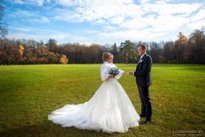 Wedding in November - green grass