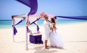 Свадебная церемония на берегу океана