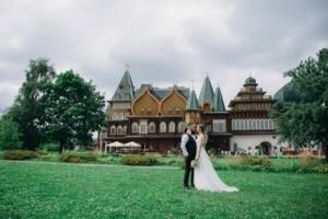 Wedding photo shoot near the palace in Kolomenskoye