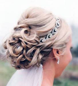 wedding hairstyle for short hair with veil and tiara