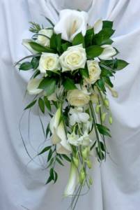 Wedding bouquets of roses in a cascading form
