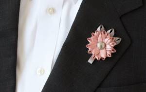 DIY wedding boutonnieres made of satin ribbons