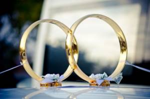 Do-it-yourself wedding rings for a car - simple and economical