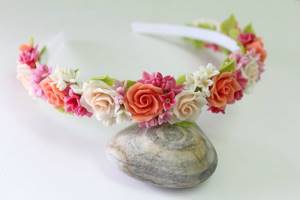 Свадебные прически с ободком из цветов и камней 3