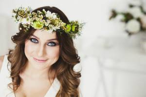Wedding hairstyles with a headband of flowers and stones 7