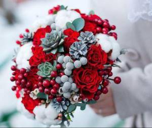Wedding bouquet of red roses for the bride: photo