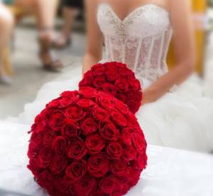 свадебный букет-шар из роз