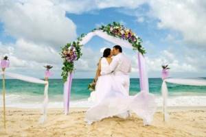 свадебный поцелуй на берегу океана