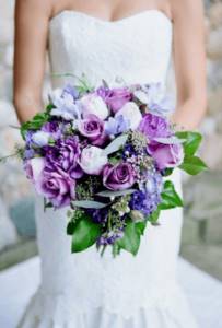свадебный торт с фиолетовыми цветами