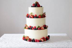 Свадебный торт с фруктами 8