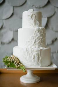 Wedding cake with imitation feathers