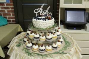 wedding cake with cupcakes 2