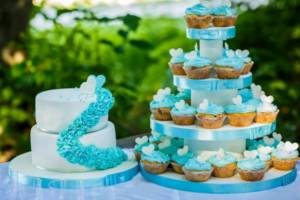 wedding cake with cupcakes 3