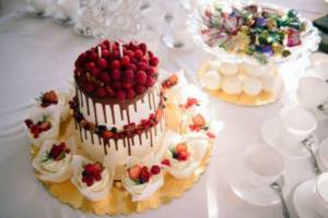 свадебный торт с капкейками 6