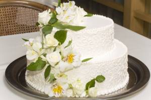 свадебный торт с живыми цветами 67