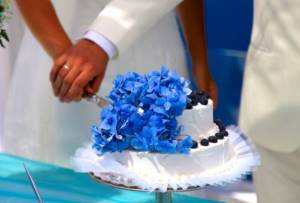 wedding cake with fresh flowers 7