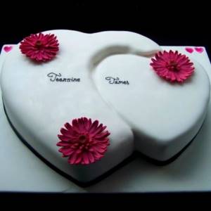 свадебный торт в виде двух сердец из белой мастики
