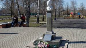 Fresh flowers will appear here on April 17, the birthday of the famous countryman