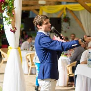 toastmaster announces guests at the wedding