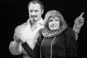 Татьяна Доронина и Борис Химичев в спектакле «Да здравствует королева, виват!» width=