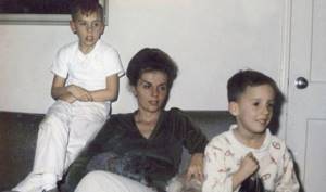 Тим Бёртон в детстве с мамой и младшим братом