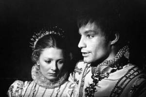 Timothy Dalton and Vanessa Redgrave in the film Mary Queen of Scots