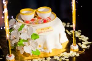 Porcelain wedding cake