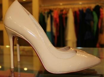 Pumps with a low stiletto heel are the best option for the mother of the bride at the celebration