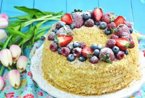 Decorating the cake with fruits and berries: instructions, tips and ideas