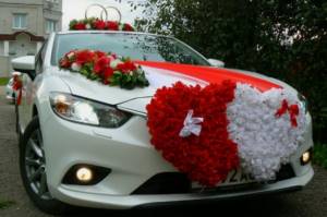 decoration of the bride and groom&#39;s car