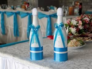 Decorating champagne with ribbons