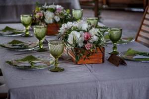 Decorating tables at a wedding banquet