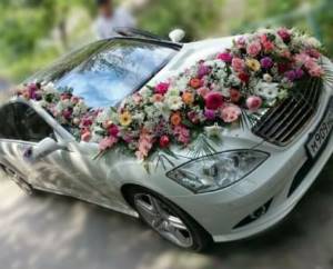 Decorating a wedding car with flowers