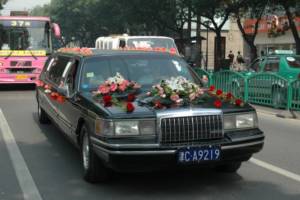 Decorating a wedding car with fresh flowers