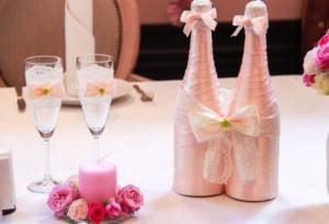 Decorating wedding bottles with ribbons