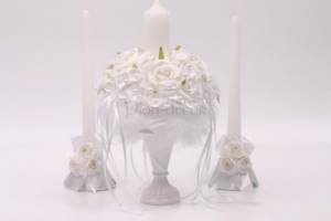 Decorating wedding candles with flowers and ribbons