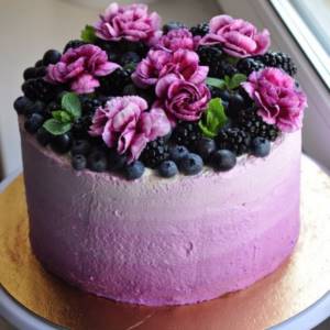 wedding cake decoration with purple flowers