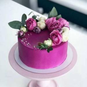 Украшение живыми цветами торта