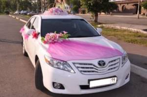Decorations for a wedding car made of tulle