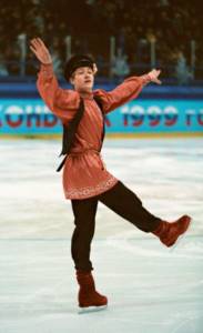 В 1999 году Плющенко снова берет золото чемпионата России, но на мировом первенстве, как и на Евро, он только второй. В 2000-м Евгений побеждает во всех соревнованиях, в которых принимает участие, кроме одного – снова остается недосягаемой вершина чемпионата мира. Плющенко останавливается лишь в шаге от триумфа.